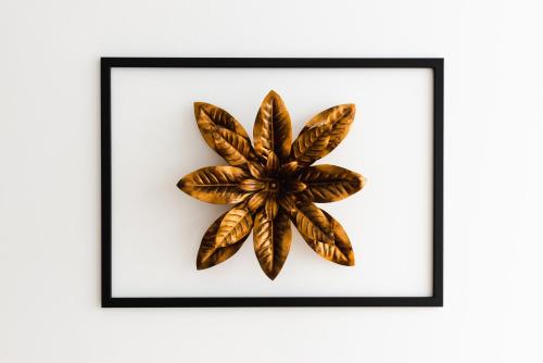 a framed picture of a flower at 4-Zi Urban Design 120m² BRANDNEW 200Mbit in Berlin