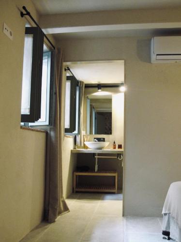 a bathroom with a sink and a mirror at CAN SAFRA in La Pera