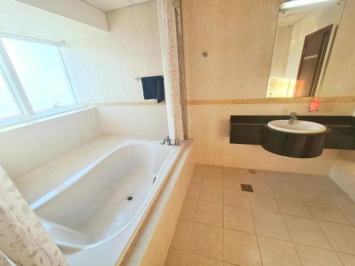 Ванна кімната в AT THE TOP MARINA, Award winning property, Walk to Beach and Metro station, coliving