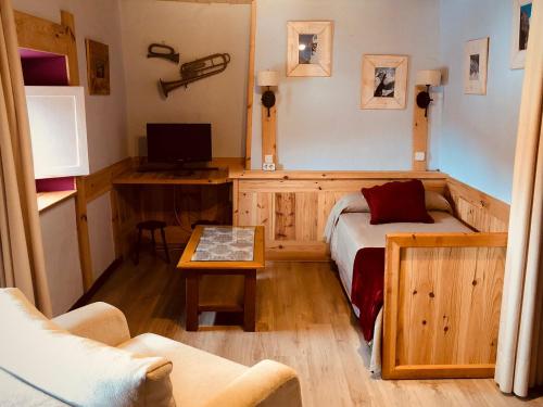 a small room with a bed and a table at CASA SENERA in Santa Cruz de la Serós