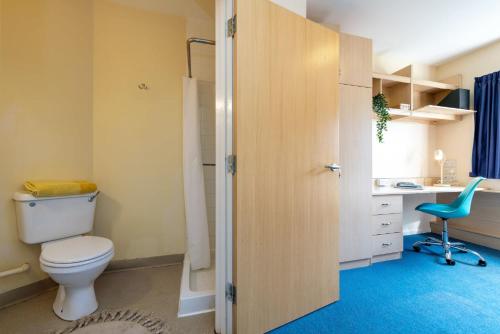 uma casa de banho com um WC e uma secretária em For Students Only Private Bedrooms with Shared Kitchen at Upper Quay House in the heart of Gloucester em Gloucester