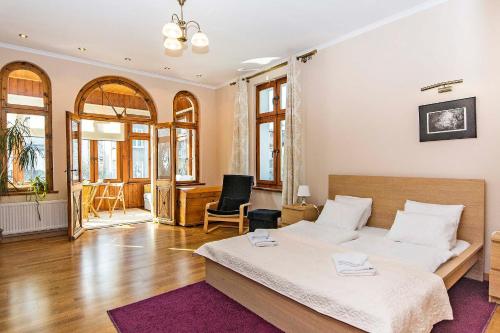 een slaapkamer met een groot bed in een kamer bij Golden Beach- free parking space by moj-sopot pl in Sopot