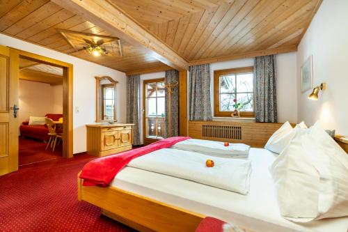 een slaapkamer met een groot bed in een kamer bij Laubichlhof in Flachau