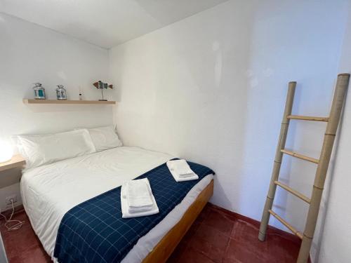 Ένα ή περισσότερα κρεβάτια σε δωμάτιο στο Amazing Sesimbra Duplex close to the beach by Trip2Portugal