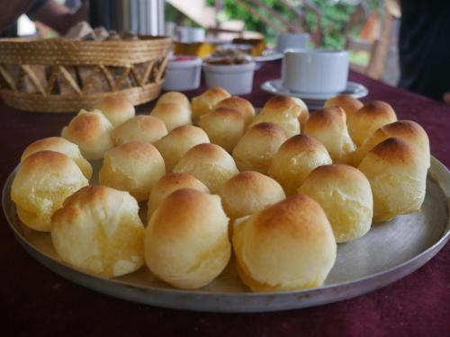 a plate of bread rolls on a table at Topo do Cipó Ecopousada Vegana in Serra do Cipo