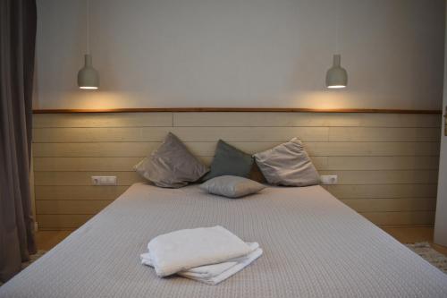 ein Bett mit zwei Handtüchern darauf in der Unterkunft FLH - Grandparent's House- A small beautiful house in Sibiu