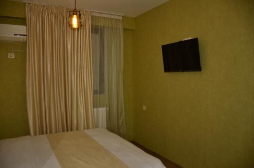 TV a/nebo společenská místnost v ubytování Vere Corner Hotel