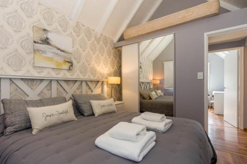 - une chambre avec un grand lit et 2 oreillers blancs dans l'établissement Casa Dali, à Ushuaia