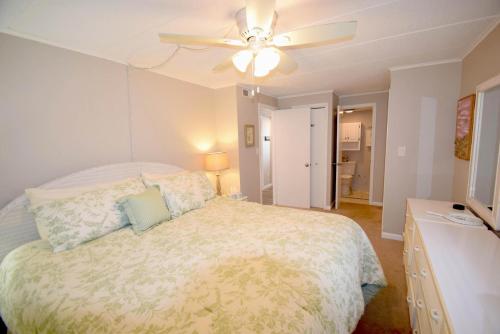 um quarto com uma cama e uma ventoinha de tecto em Thunder Island 61B em Ocean City