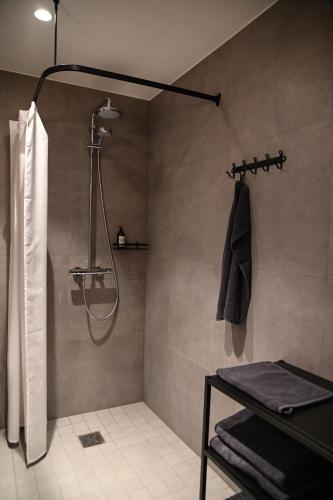 a bathroom with a shower with a shower curtain at Tohi Distillery apartments in Kohila