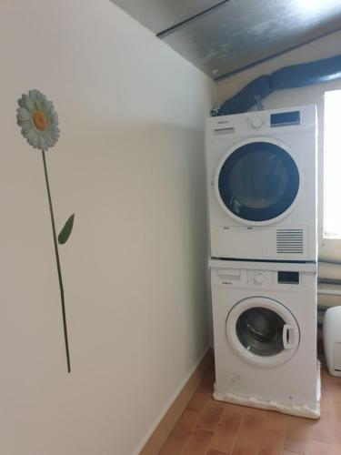 a washing machine sitting next to a washer at Appartement entier meublé à Beaumont proche Futuroscope et Poitiers Technopole in Beaumont