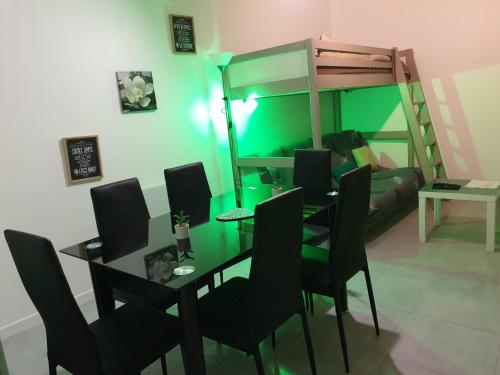 a dining room with a table and a bunk bed at Appartement entier meublé à Beaumont proche Futuroscope et Poitiers Technopole in Beaumont