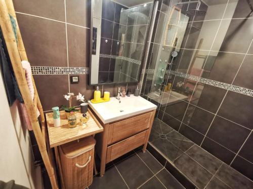 a bathroom with a sink and a shower at Affaire - Ideal pour séjour 7-14-28 nuits in Noisy-le-Grand