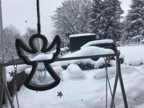 a yard covered in snow with a snow covered car at LOCANDA MIRABEAU in Bellagio
