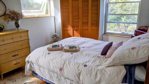 Postel nebo postele na pokoji v ubytování A Sustainable Off-Grid Lifestyle Experience