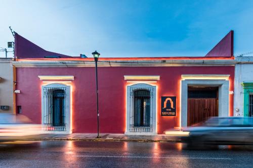 un edificio rojo al lado de una calle en Casa Naila Hotel Boutique en Oaxaca de Juárez