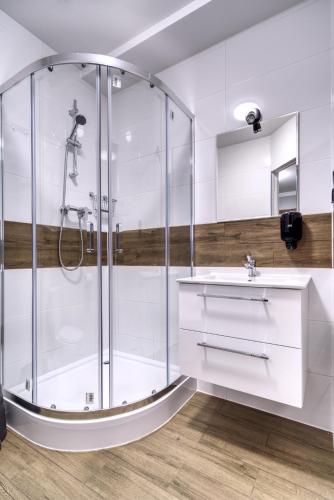 a bathroom with a shower and a sink at Noclegi Stop and Sleep Zgorzelec in Zgorzelec
