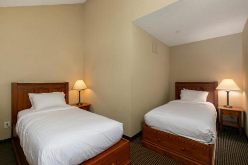 Una cama o camas en una habitación de Blackcomb Lodge