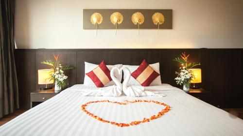 a bed with a heart decoration on it at Fifth Pattaya Jomtien By Shiwalai Int in Jomtien Beach