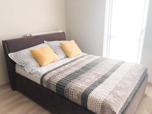 uma cama com duas almofadas num quarto em Apartament Konin Prestige em Konin