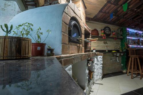 a kitchen with a pizza oven in a room at Taverna do Paraiso in Janga