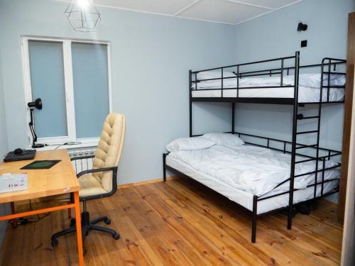 een kamer met 2 stapelbedden en een bureau bij D - Hostel in Irpin'
