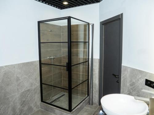 een glazen douche in een badkamer met een toilet bij D - Hostel in Irpin'