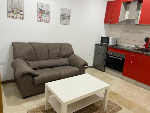 ein Wohnzimmer mit einem Sofa und einem Couchtisch in der Unterkunft Apartamento en Olula del Río in Olula del Río