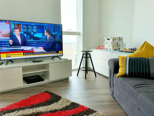 Μια τηλεόραση ή/και κέντρο ψυχαγωγίας στο Deluxe Flat with Great Views