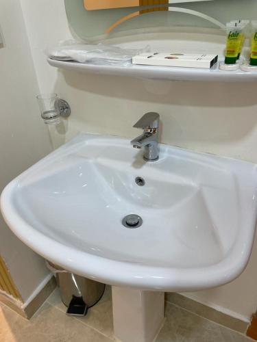 a white sink in a bathroom with a shelf at روح الأصيلة للشقق المخدومة Roh Alaseilah Serviced Apartments in Taif