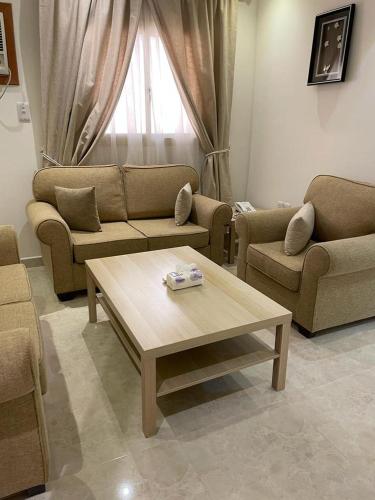a living room with couches and a coffee table at روح الأصيلة للشقق المخدومة Roh Alaseilah Serviced Apartments in Taif