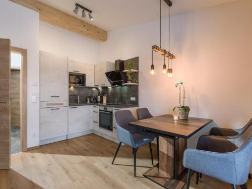 Una cocina o cocineta en Appartement Gaisbergblick