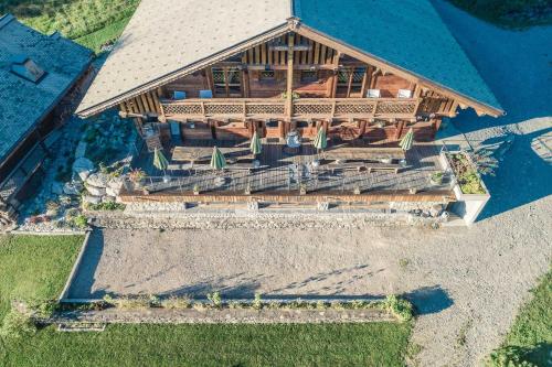 an overhead view of a wooden house with a yard at Le Marie Lydie - Chambre d'hôte in La Chapelle-dʼAbondance