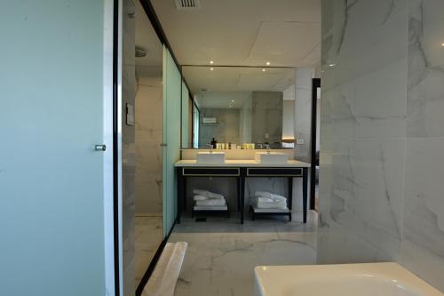 a bathroom with two sinks and a large mirror at Novotel Santa Cruz De La Sierra in Santa Cruz de la Sierra