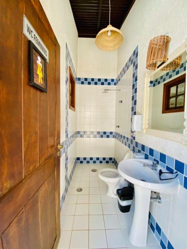 a bathroom with a sink and a toilet at WINNER BEACH HOTEL in Juréia