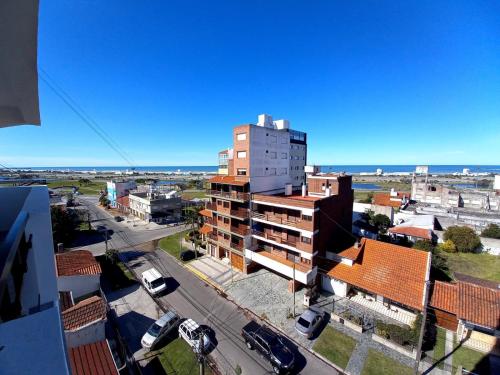 z góry widok na miasto z wysokim budynkiem w obiekcie Departamentos 3 Ambientes Cochera Punta Mogotes w mieście Mar del Plata