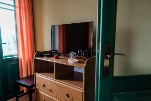 TV a/nebo společenská místnost v ubytování Na Kopečku AD 1795 - penzion, restaurace, privátní wellness