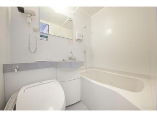 uma casa de banho com um WC, um lavatório e uma banheira em R&B Hotel Tokyo Toyocho - Vacation STAY 40492v em Tóquio