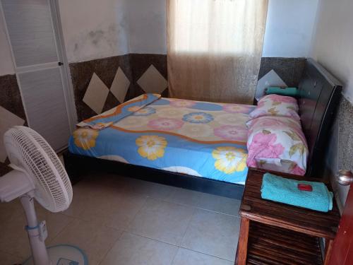 a small bedroom with a small bed and a table at PLAYA ARCO IRIS in Cabo de la Vela