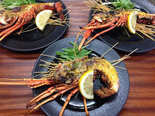 trois plaques de homard sur des plaques avec tranches de citron dans l'établissement Yugaku Resort Kimukura - Vacation STAY 89356v, à Tokunoshima