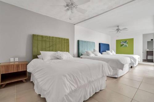 2 Betten in einem Zimmer mit weißen Wänden und weißen Böden in der Unterkunft +MS +Casa Limón +16 Pax +Wifi 150Mb in Querétaro