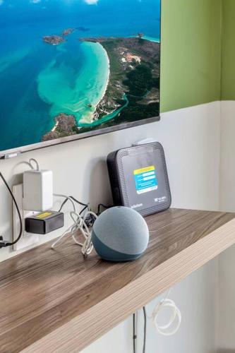 a desk with a monitor and a ball on a shelf at +MS +Casa Limón +16 Pax +Wifi 150Mb in Querétaro