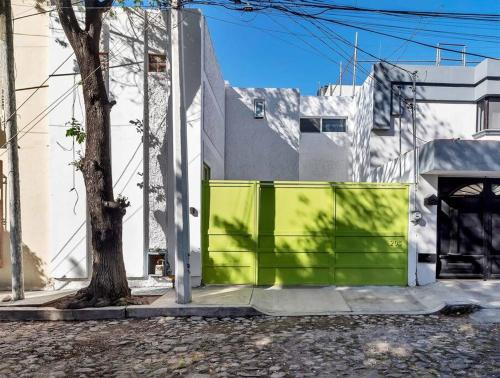 a green fence on the side of a building at +MS +Casa Limón +16 Pax +Wifi 150Mb in Querétaro