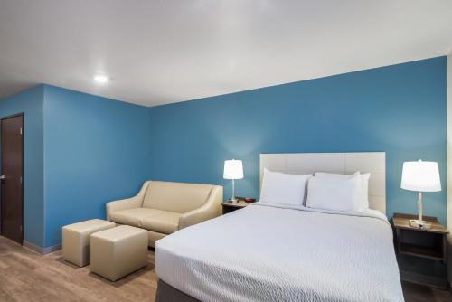 Katil atau katil-katil dalam bilik di WoodSpring Suites Chicago Addison