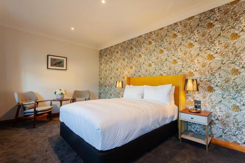 Кровать или кровати в номере Wigram Hotel