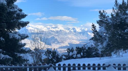a view of a mountain range with snow covered mountains at 2,5 pièces à Haute-Nendaz, grande terrasse, piscine, sauna, tennis in Nendaz