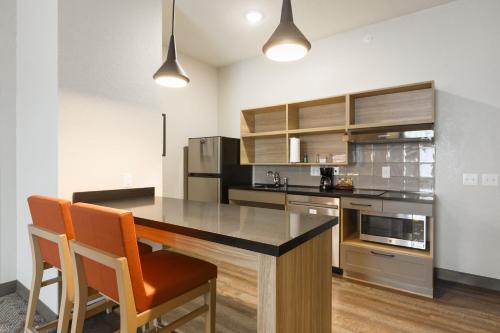 Кухня или мини-кухня в Candlewood Suites - San Antonio - Schertz by IHG
