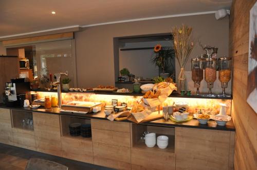a buffet line in a restaurant with food at Himmelsbögen und Apartments mit Seeblick und Alleinlage in Weissensee