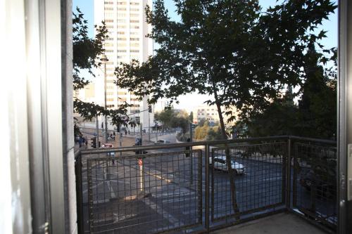 einen Balkon mit Blick auf eine Stadtstraße in der Unterkunft Segal in Jerusalem Apartments in Jerusalem