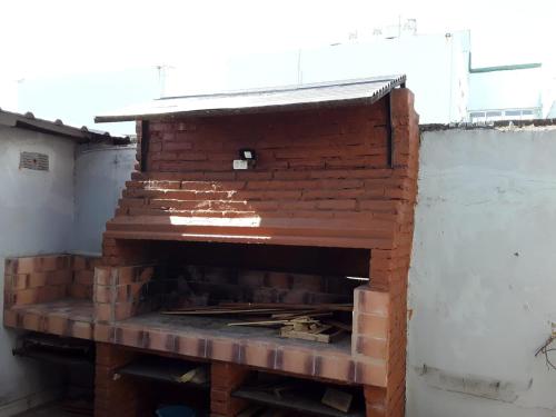 un forno in mattoni all'interno di un edificio di Departamento 1 ambiente 3 personas PB a metros del mar a Mar de Ajó